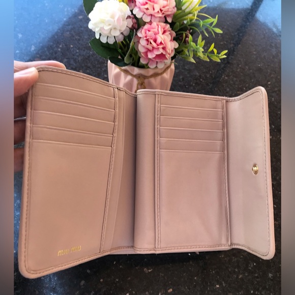 ๐ฏ Authentic & Preloved Miu Miu Metalasse compact wallet with box - Picture 7 of 17